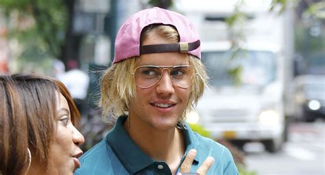 Justin Bieber Flashes A Grin While Stepping Out In Nyc Justin Bieber