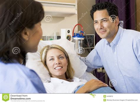 mulher gravida do doutor talking e seu marido foto de stock imagem de trabalho doutor 6430810