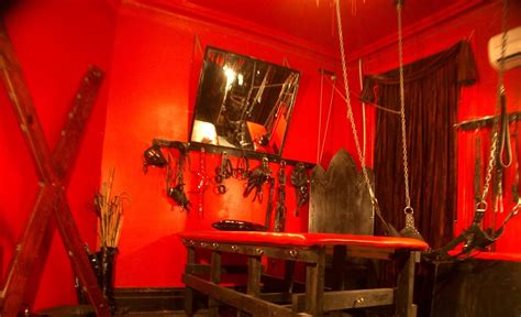 dungeon adult playroom idées déco pinterest red rooms fifty