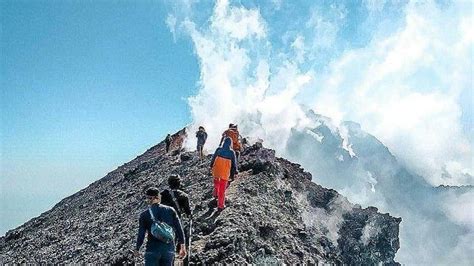 jefri berada di puncak gunung slamet saat gunung tertinggi di jawa