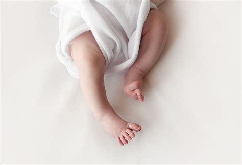 newborn baby legs lifestyle newborn photography photographing babies