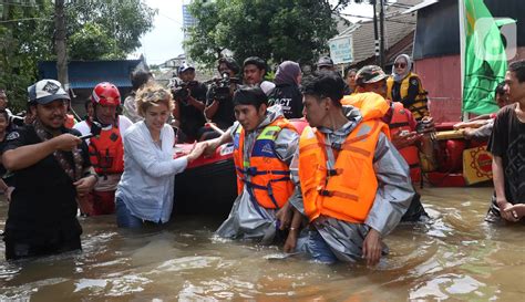 Foto Gaya Nikita Mirzani Saat Terjang Banjir Di Ciledug Indah Foto