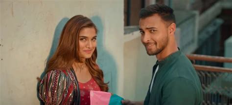 manjha song aayush sharma  saiee manjrekar exchange love notes  kites   romantic