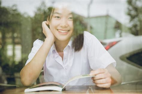 chica universitaria asiática adolescente lindo sonriendo mirando a
