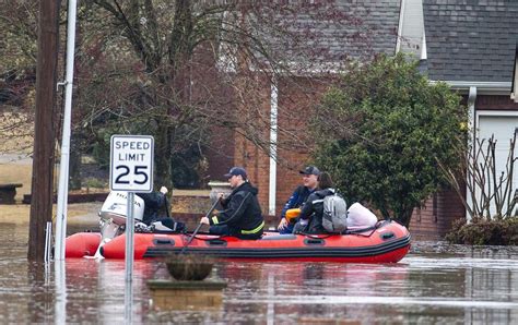 residents  muscle shoals  evacuated   homes due  flood