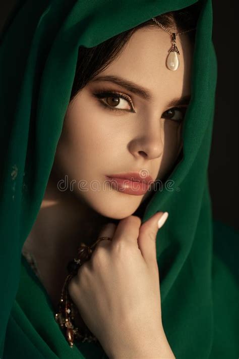 mulher no traje árabe tradicional foto de stock imagem