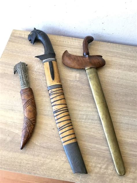 antieke wapens dolk  leren schede indonesische kris en een afrikaans kapmes met bewerkte
