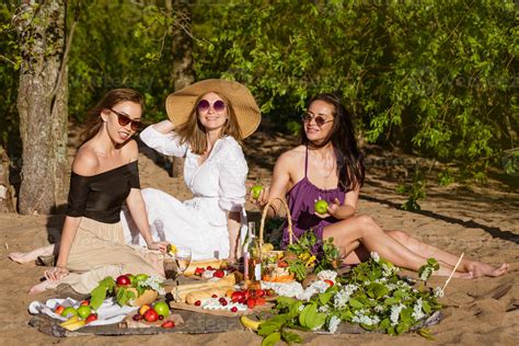 Girlfriends Celebrate In The Summer At A Picnic Beautiful 21604704