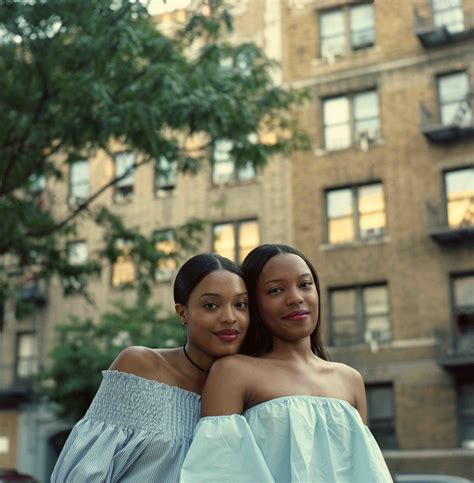 esta serie fotográfica de gemelas negras habla de
