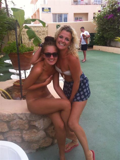 Embarrassing Her Friend Who Always Gets Naked Foto Pornô Eporner