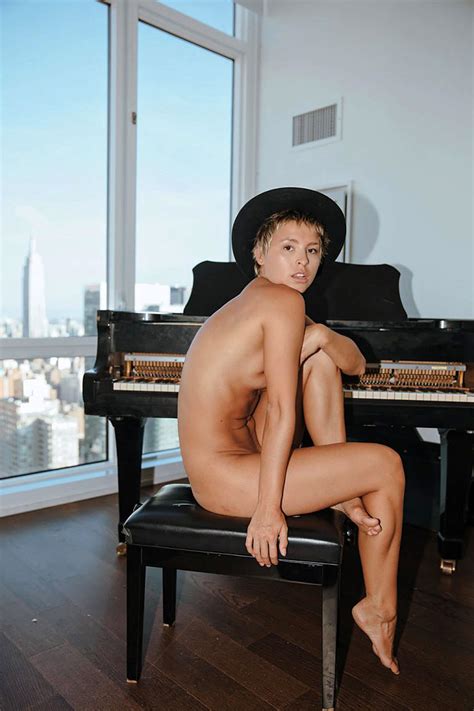 model marisa papen loves to be nude and show her black bush scandal planet