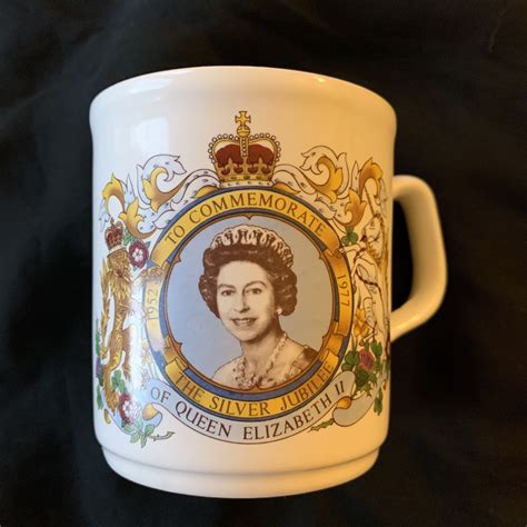 silver jubilee  elizabeth ii commemorative mug collectibles art