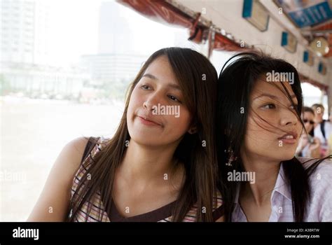 Zwei Junge Thai Frauen Haben Einen Tagesausflug Auf Einem Wassertaxi Am