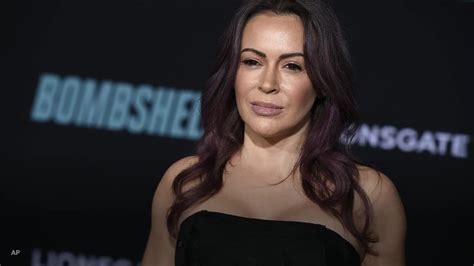 alyssa milano explains that she didn t call law enforcement on man with