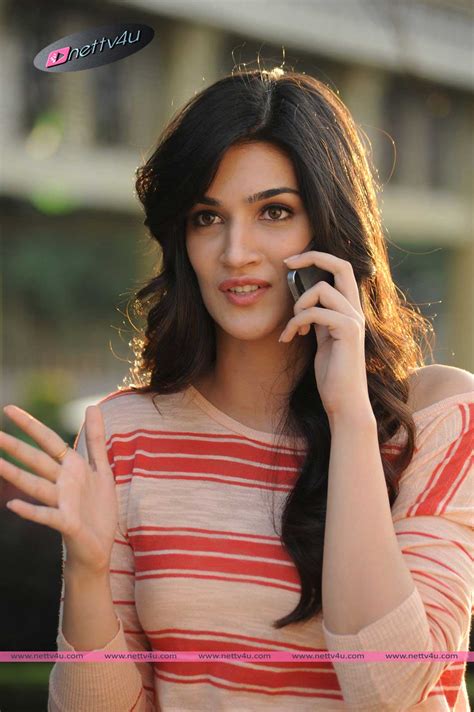 bollywood cute actress kriti sanon latest stills