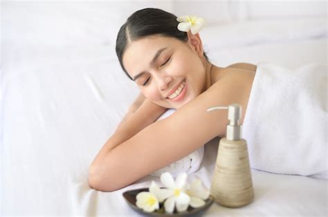 Uma Linda Mulher Está Relaxando E Fazendo Massagem No Conceito De Spa