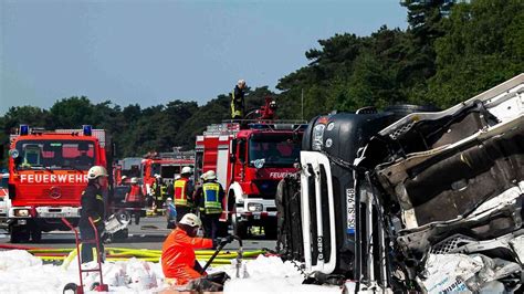 lkw fahrer stirbt bei unfall auf autobahn  bei guetersloh