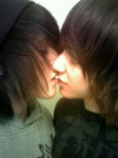 Pin By Sierra Rigsby On Emo Guys Girls Cute Emo Couples