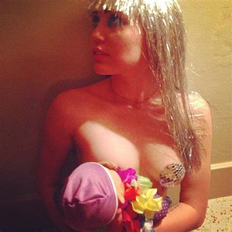 Miley Cyrus Topless 4 Photos Thefappening