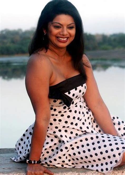 Hot And Sexy Bhojpuri Tamil Actress Swati Verma Pictures