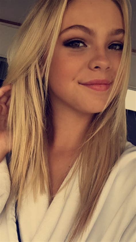 blondes mädchen selfie auf lyunse