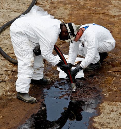 ways  clean oil spills