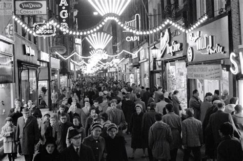 kalverstraat rond kerst  visit amsterdam  amsterdam amsterdam