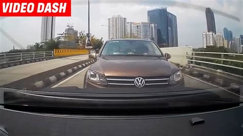 Video Volkswagen Cucuk Cucuk Sampai Terlanggar Kereta Depan Youtube