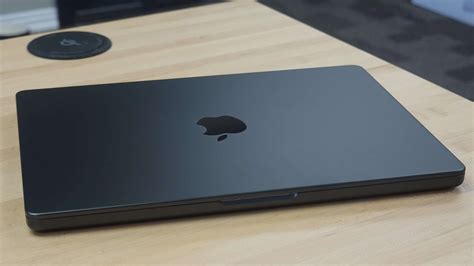bagaimana apple membuat macbook pro hitam ruang   segel anti
