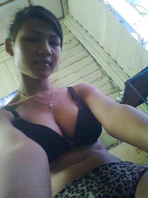 big tits malaysia babe shows her boobs photos leaked