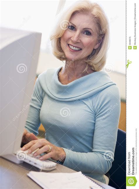 了解成熟技能学员的计算机女性 库存图片 图片 包括有 计算机 纵向 成熟 颜色 夜间 了解 课程 5948075