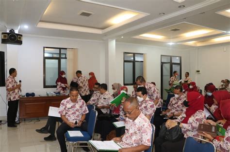 penyerahan  sk kenaikan pangkat periode  oktober   lingkungan