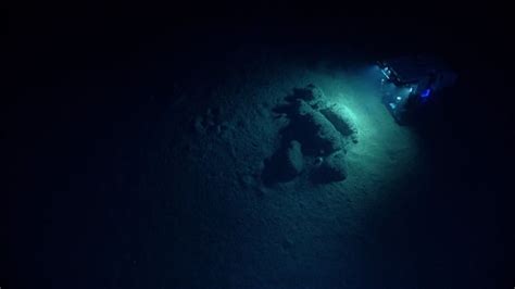identifying features  deep sea trenches