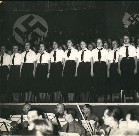 hitlerjugend  wurden aus kindern gluehende nazis welt
