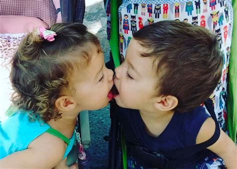 ego luana piovani posta foto dos filhos gêmeos se beijando beijo de