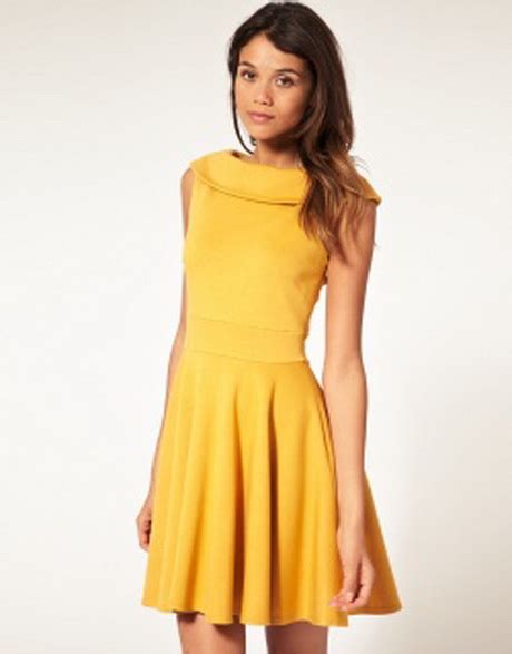 geel jurk mode en stijl