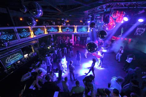 nightclubs  barcelona   party  night  barcelona  guides