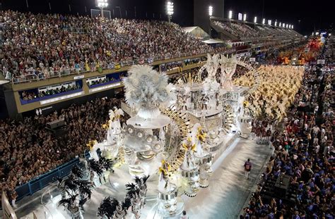 karneval  rio de janeiro bunte kostueme samba und ausgelassene feierwut