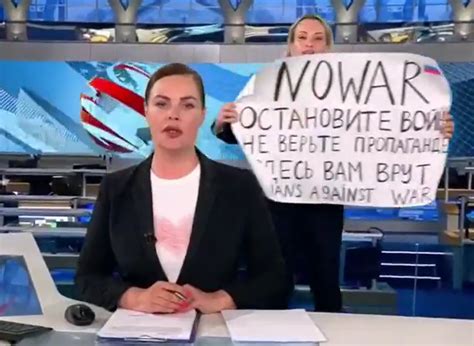 woman in russian state tv protest showed ‘huge bravery says uk minister