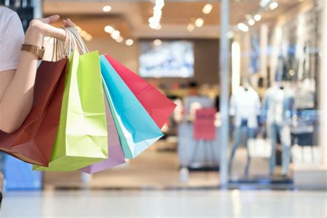 retail workers urge  public    distance  holiday
