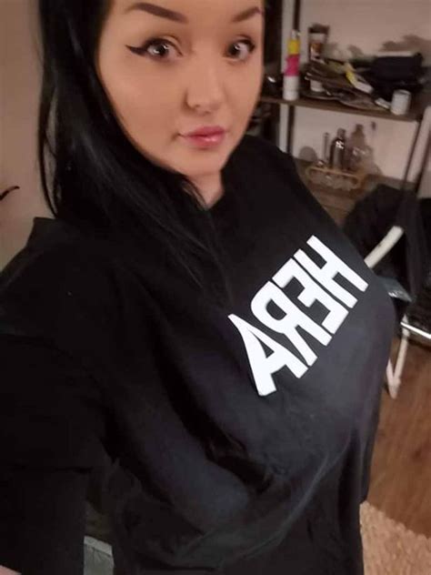 Woman With 40hh Boobs Wears Xxxl Mens Clothes And Won T Let Anyone See
