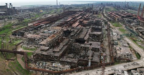 ukraine mariupol steel works left  ruins  weeks  shelling metro news