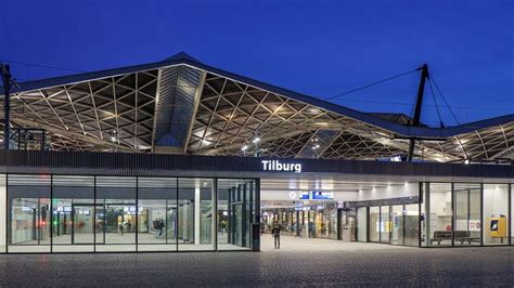 gerenoveerd tilburg centraal station bij schemering van tony vingerhoets op canvas behang en