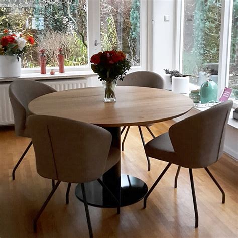 mooie combinatie ronde eettafel en stoelen moderne
