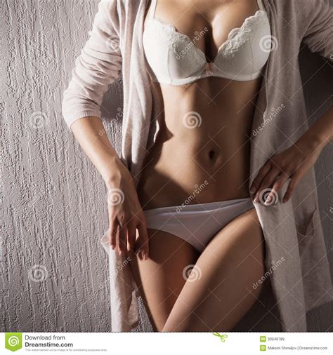 cuerpo atractivo de una mujer joven que presenta en ropa