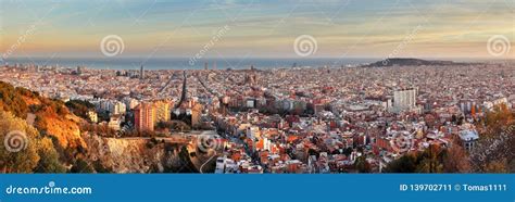 het panorama van barcelona bij zonsondergang stock afbeelding image  zaken huis