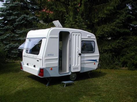 kleiner wohnanhaenger mini campingwagen schutzdach sonnensegel markisen