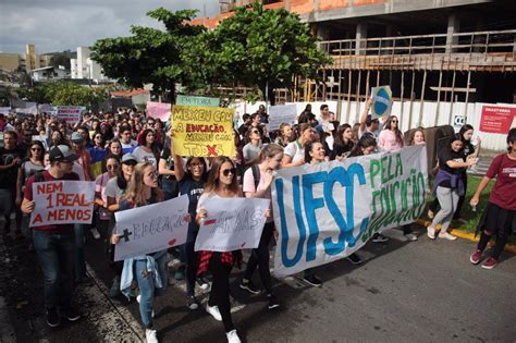 alunos da ufsc protestam contra congelamento de verbas araranguá revista w3