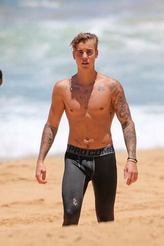 Beach Biebs Justin Bieber Goes Shirtless On The Beach In Hawaii 10