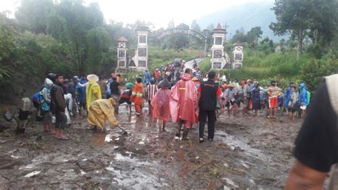 indonesia floods leave hundreds stranded in padang 1 dead after floods in magelang floodlist
